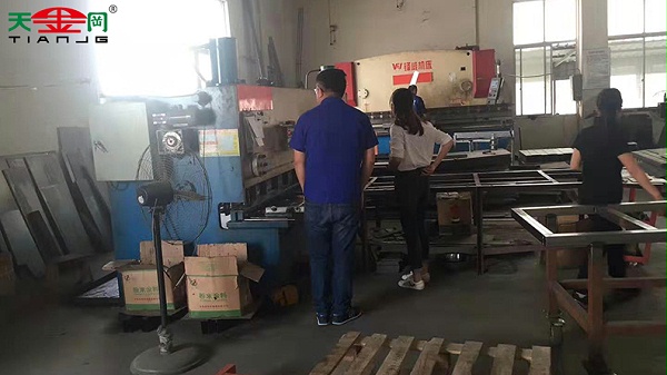 德资企业考察团队走进工具柜厂家天金冈，实地参观考察工厂！