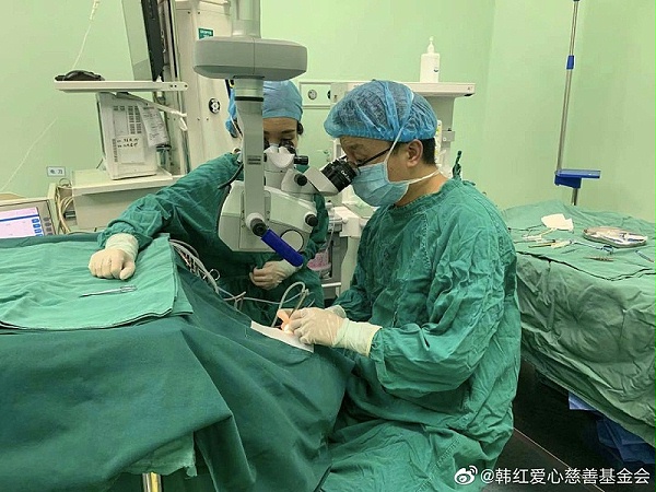 医生全力以赴抢时间