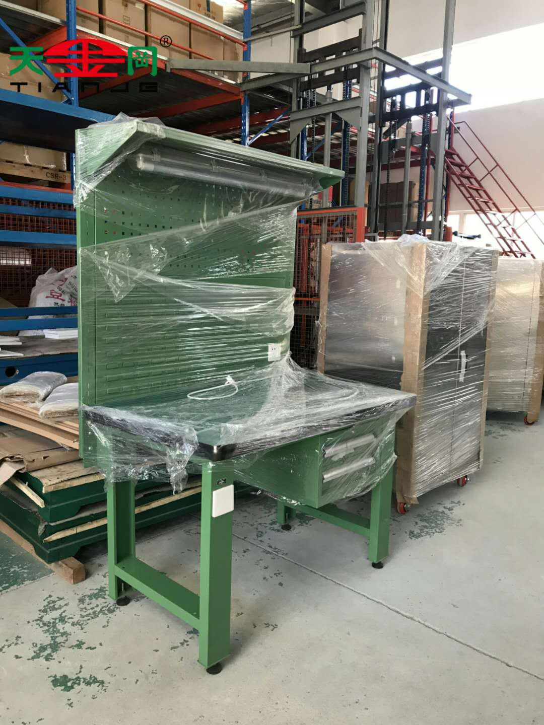 模具部钳工工作台